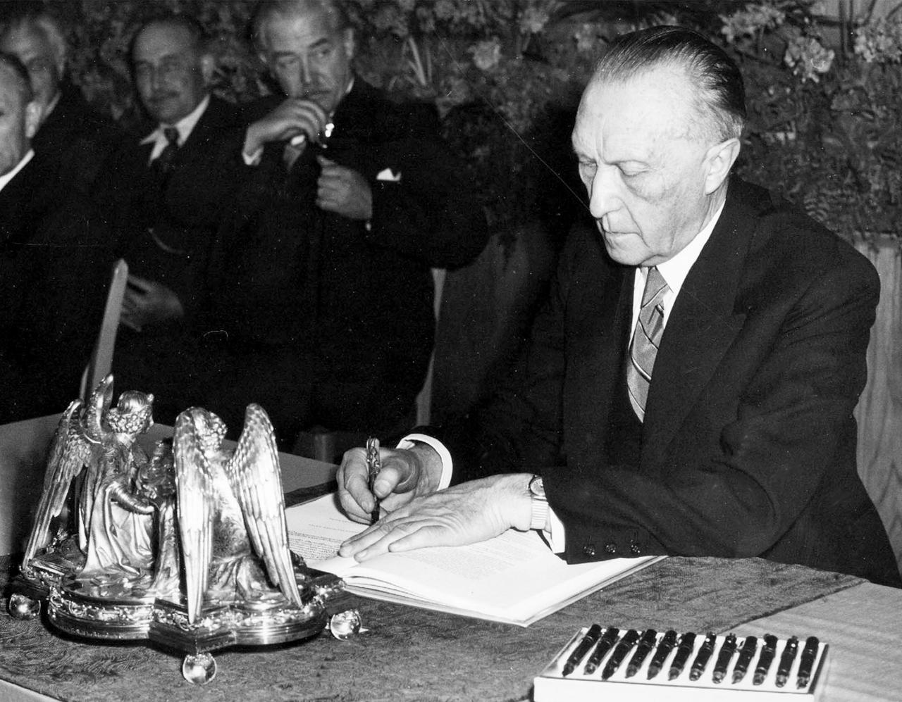 Konrad Adenauer bei der Unterzeichnung des Grundgesetzes am 23. Mai 1949