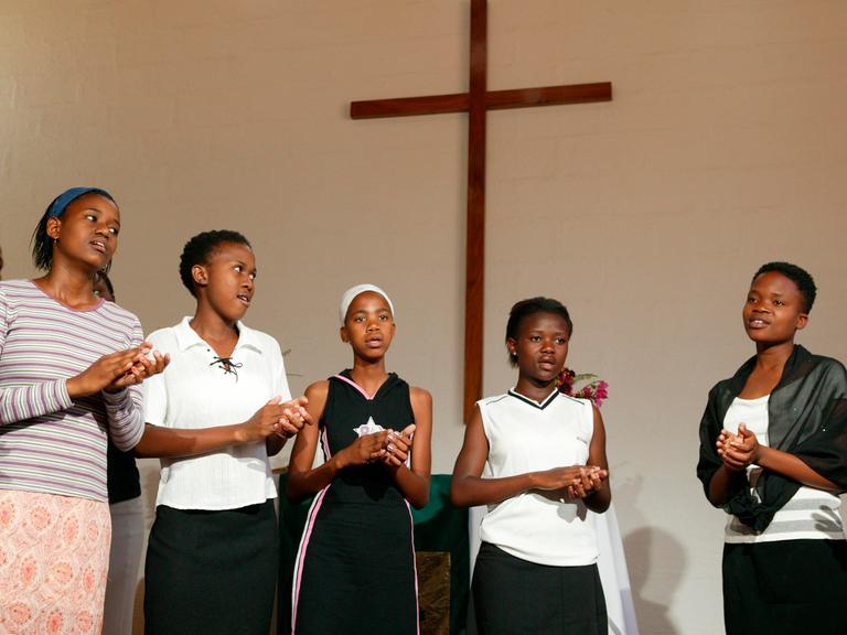 Jugendliche singen während des Gottesdienstes in Francistown, Botswana, Afrika Jugendliche singen während des Gottesdienstes in Francistown, Botswana, Afrika
