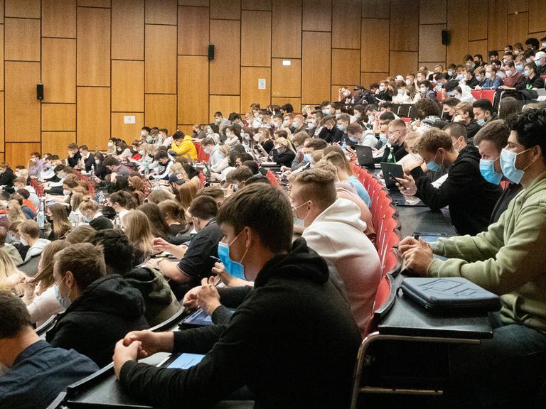 Blick in einen Hörsaal bei Vorlesungsbeginn in der Uni Hannover