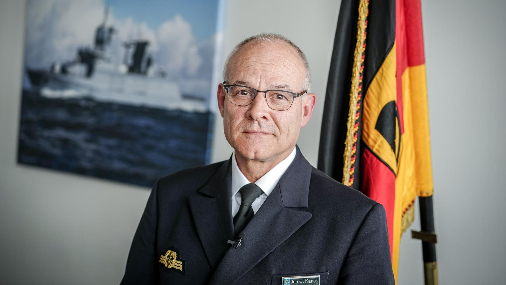 Vizeadmiral Jan Christian Kaack, Inspekteur der Marine, blickt am Rande eines Interviews mit Journalisten der Deutschen Presse-Agentur in die Kamera des Fotografen. 