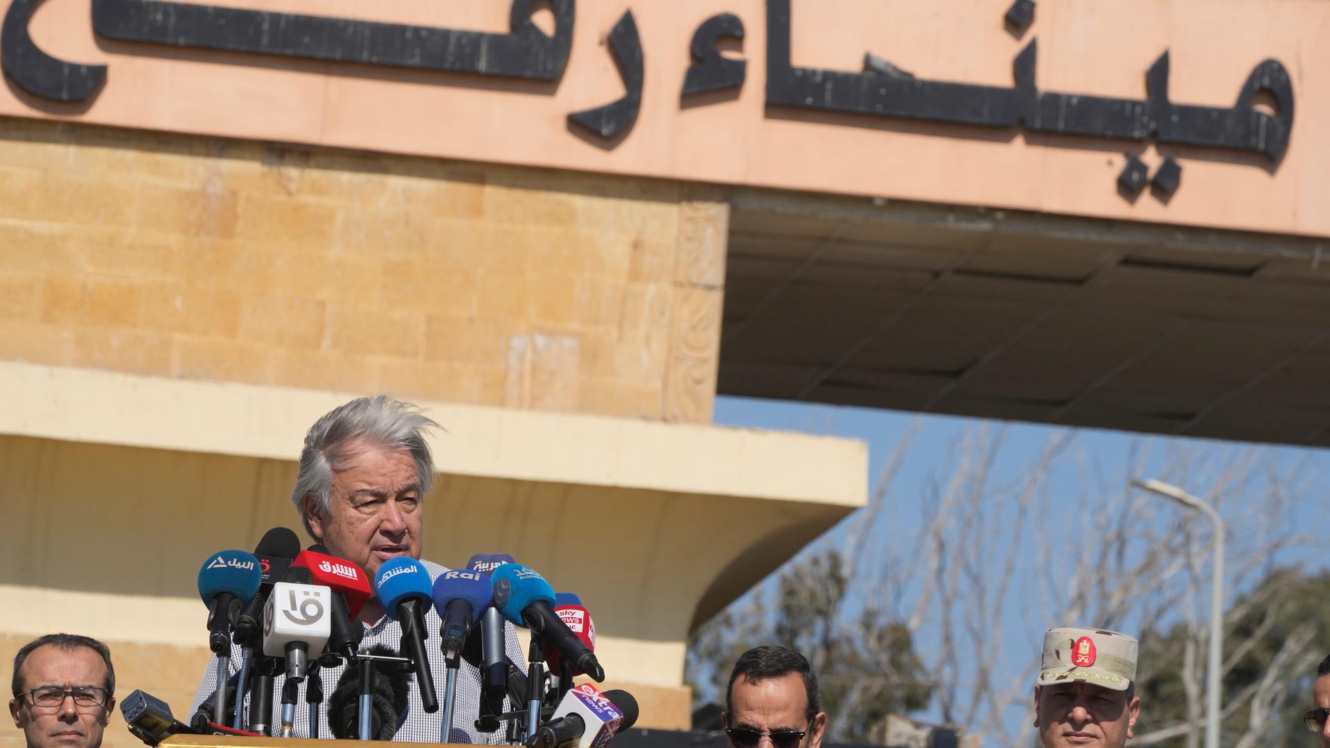 UNO-Generalsekretär Antonio Guterres am Grenzübergang Rafah. Vor Guterres stehen zahlreiche Mikrofone.
