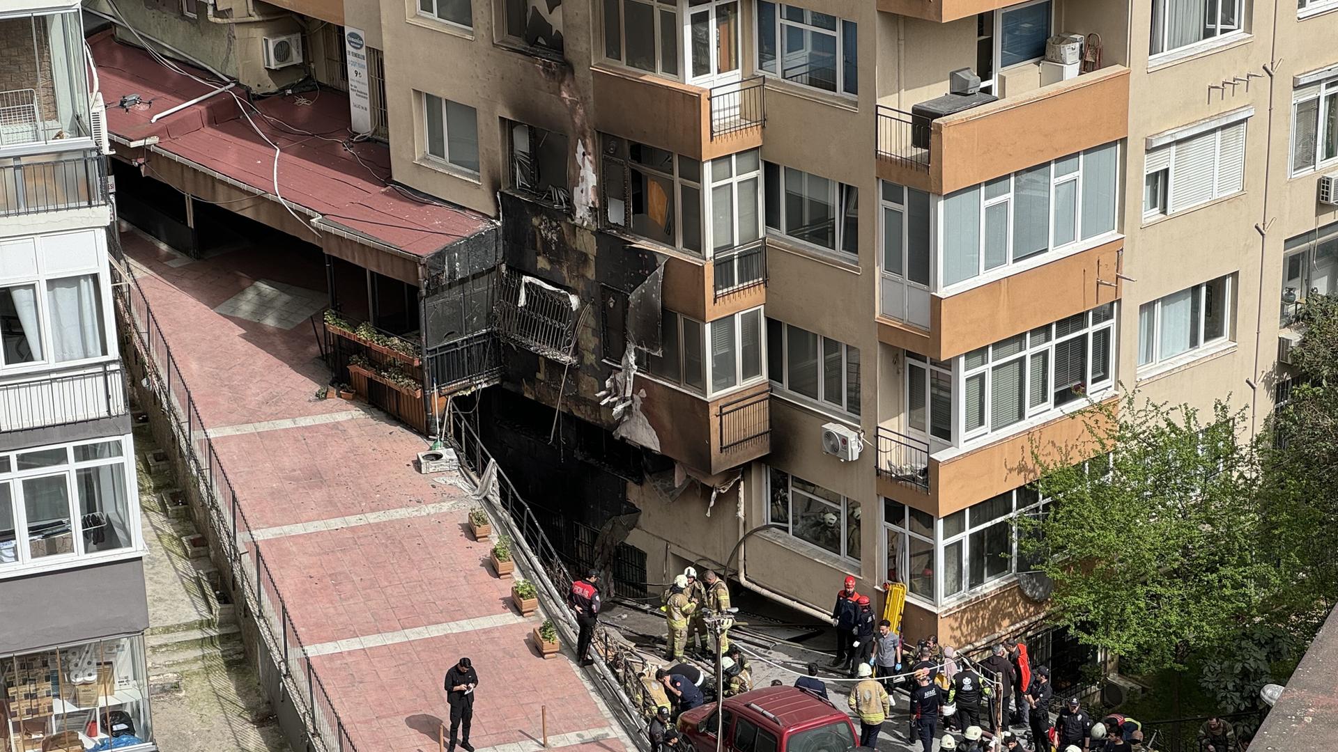 Feuerwehrmänner versuchen, den Brand zu löschen und Menschen zu bergen.