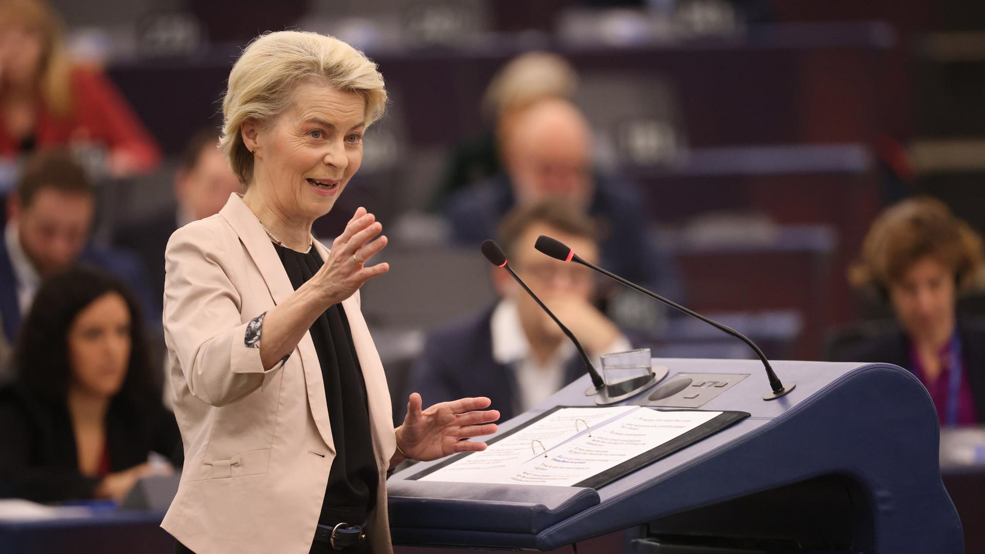 Ursula von der Leyen (CDU), Präsidentin der Europäischen Kommission, spricht während der Sitzung des EU-Parlaments. 