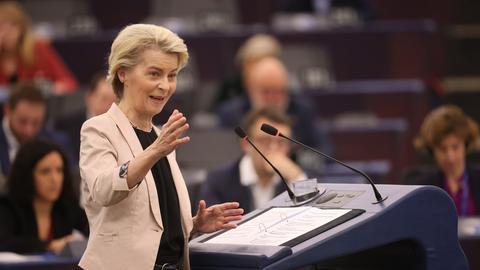Ursula von der Leyen (CDU), Präsidentin der Europäischen Kommission, spricht während der Sitzung des EU-Parlaments. 