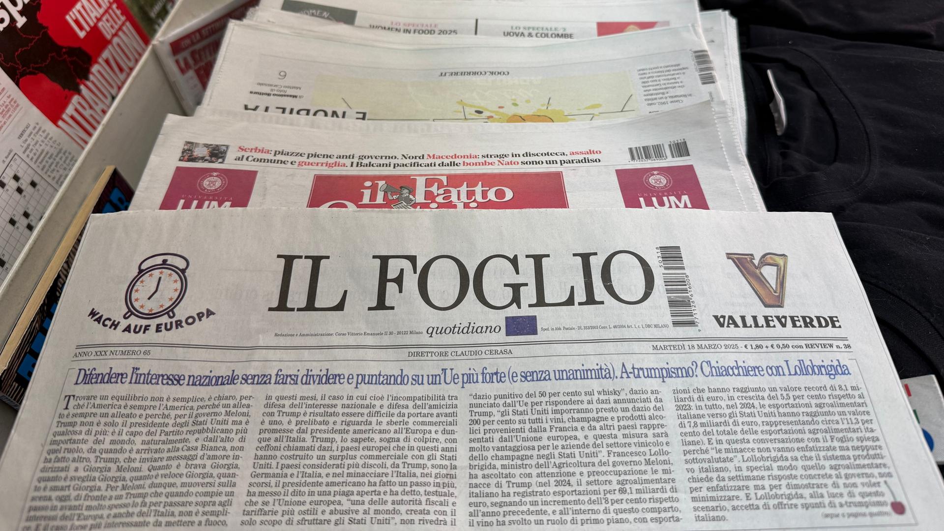 Die italienische Tageszeitung "Il Foglio" liegt an einem Kiosk aus.