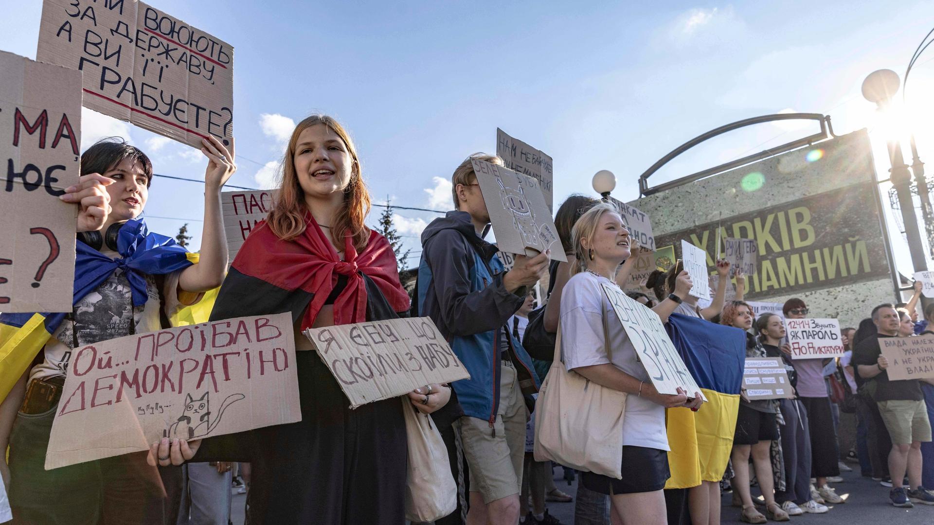 Teilnehmer halten Transparente während einer Demonstration gegen ein Gesetz zur Korruptionsbekämpfung in Charkiw.