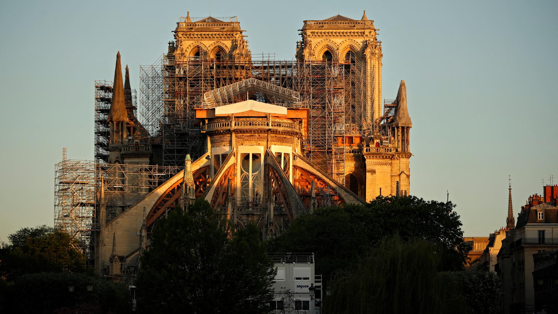 Die Pariser Kathedrale Notre Dame mit Baugerüst im Morgenlicht. Die Pariser Kathedrale Notre Dame mit Baugerüst im Morgenlicht.