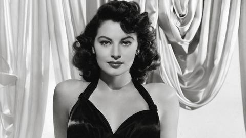 Die Schauspielerin Ava Gardner posiert in einem ärmellosen Abendkleid, Aufnahme circa 1945 