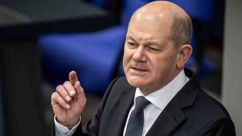 Berlin: Bundeskanzler Olaf Scholz (SPD), gibt im Bundestag eine Regierungserklärung zum Europäischen Rat ab. Er hat die rechte Hand erhoben.