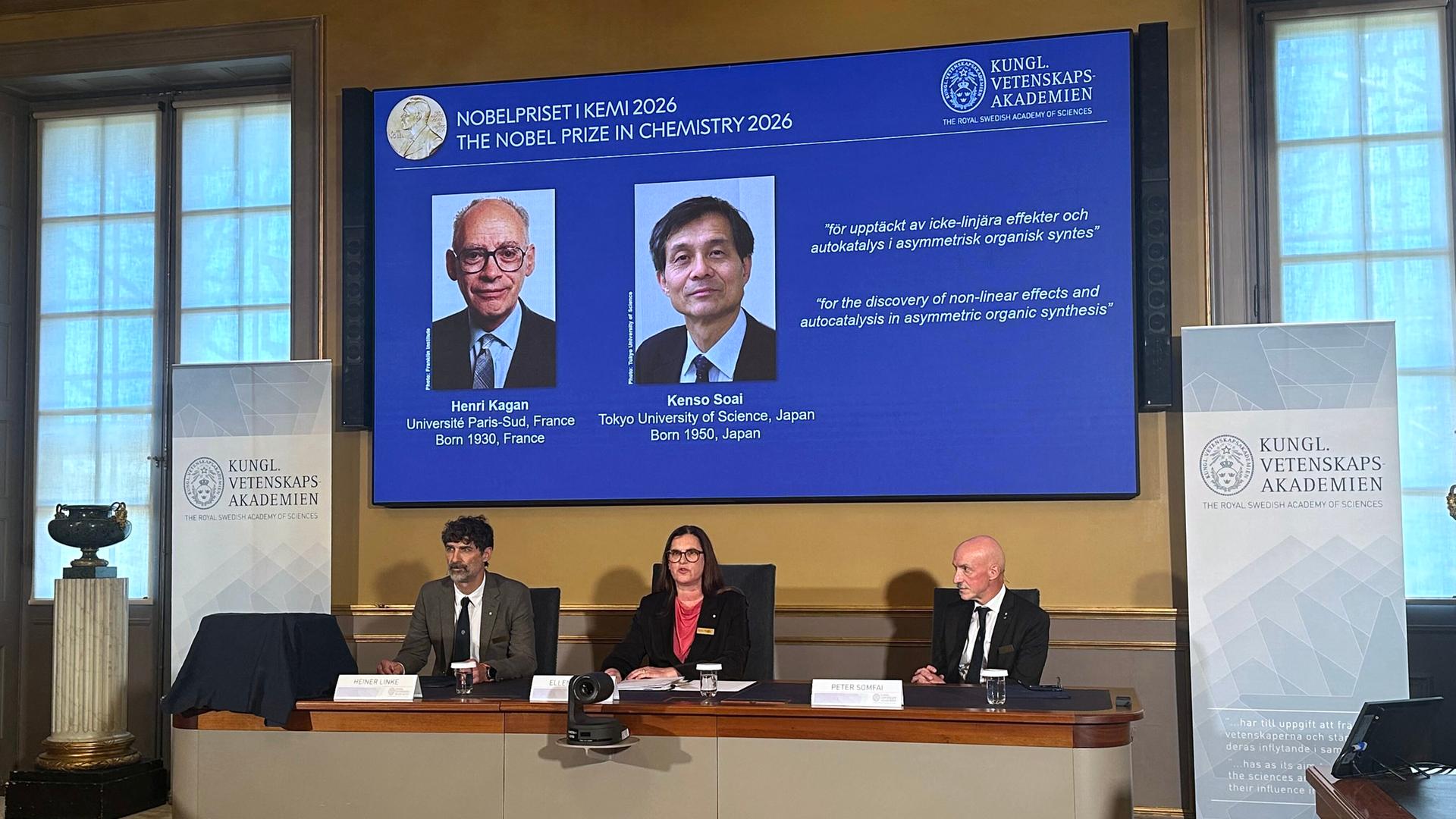 Heiner Linke (vorne, l-r), Vorsitzender Chemie-Nobelkomitee, Ellen Moons, KVA-Generalsekretärin und Peter Somfai, Mitglied Chemie-Nobelkomitee, sitzen bei der Bekanntgabe der diesjährigen Nobelpreisträger für Chemie, Henri Kagan (Frankreich) und Kenso Soai (Japan), die auf einem Display abgebildet sind, in der Königlich-Schwedischen Akademie der Wissenschaften (KVA). Heiner Linke (vorne, l-r), Vorsitzender Chemie-Nobelkomitee, Ellen Moons, KVA-Generalsekretärin und Peter Somfai, Mitglied Chemie-Nobelkomitee, sitzen bei der Bekanntgabe der diesjährigen Nobelpreisträger für Chemie, Henri Kagan (Frankreich) und Kenso Soai (Japan), die auf einem Display abgebildet sind, in der Königlich-Schwedischen Akademie der Wissenschaften (KVA).
