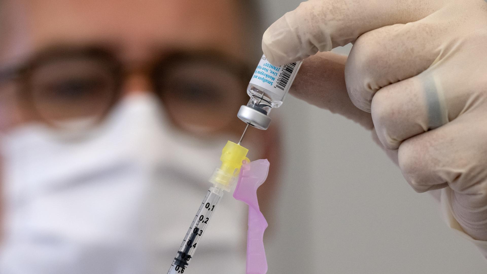 Ein Mitarbeiter bereitet im Klinikum rechts der Isar eine Spritze mit dem Impfstoff gegen Affenpocken vor