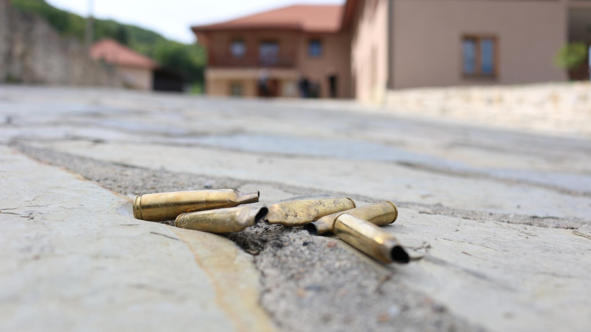 Fünf Patronen liegen auf der Straße des Ort Banjska im Kosovo. Dort kam es am 24. September zu Schießereien.
