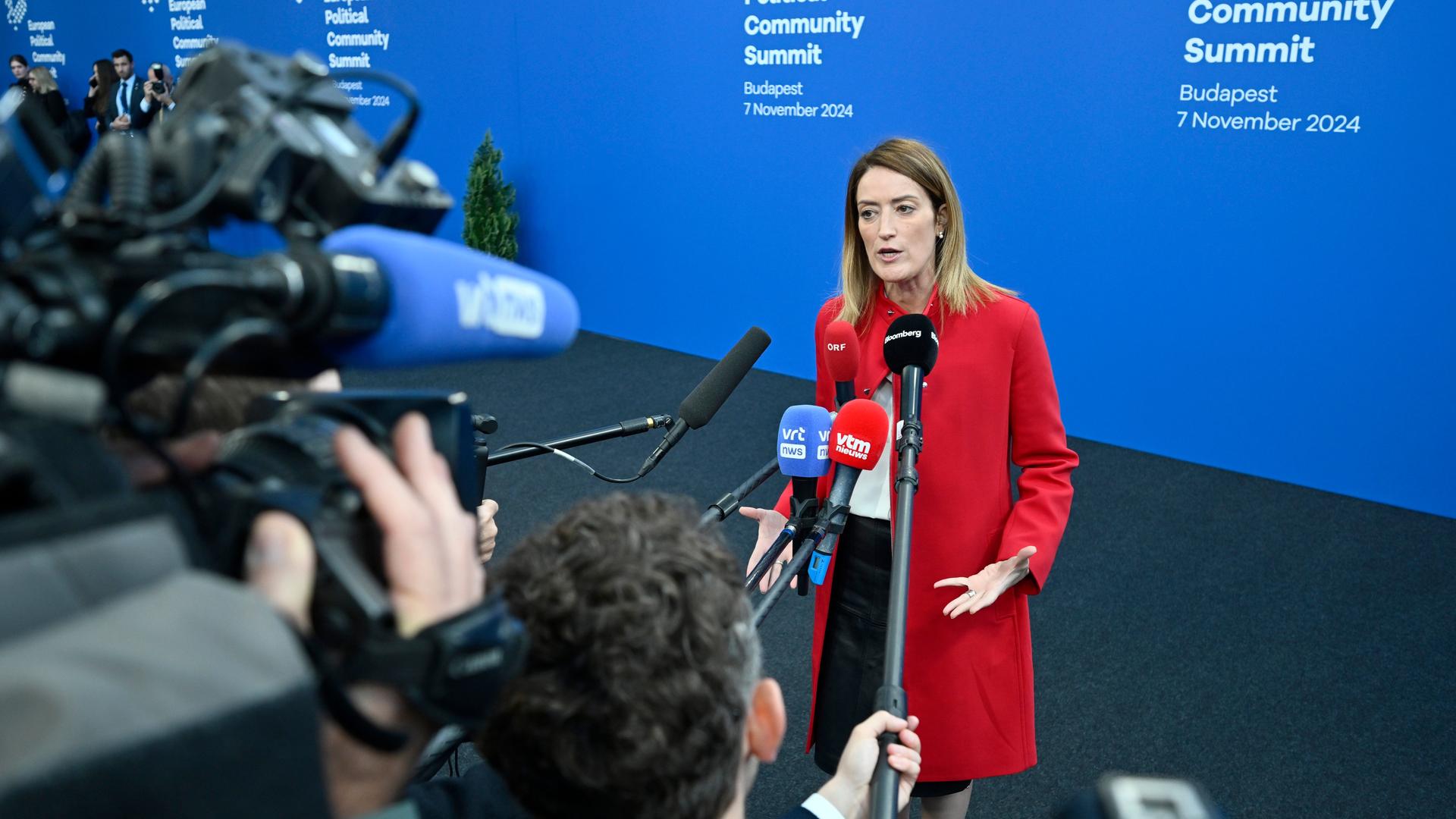 Die Parlamentspräsidentin Metsola vor dem Gipfeltreffen der Europäischen Politischen Gemeinschaft der ungarischen Hauptstadt Budapest spricht vor Journalisten.