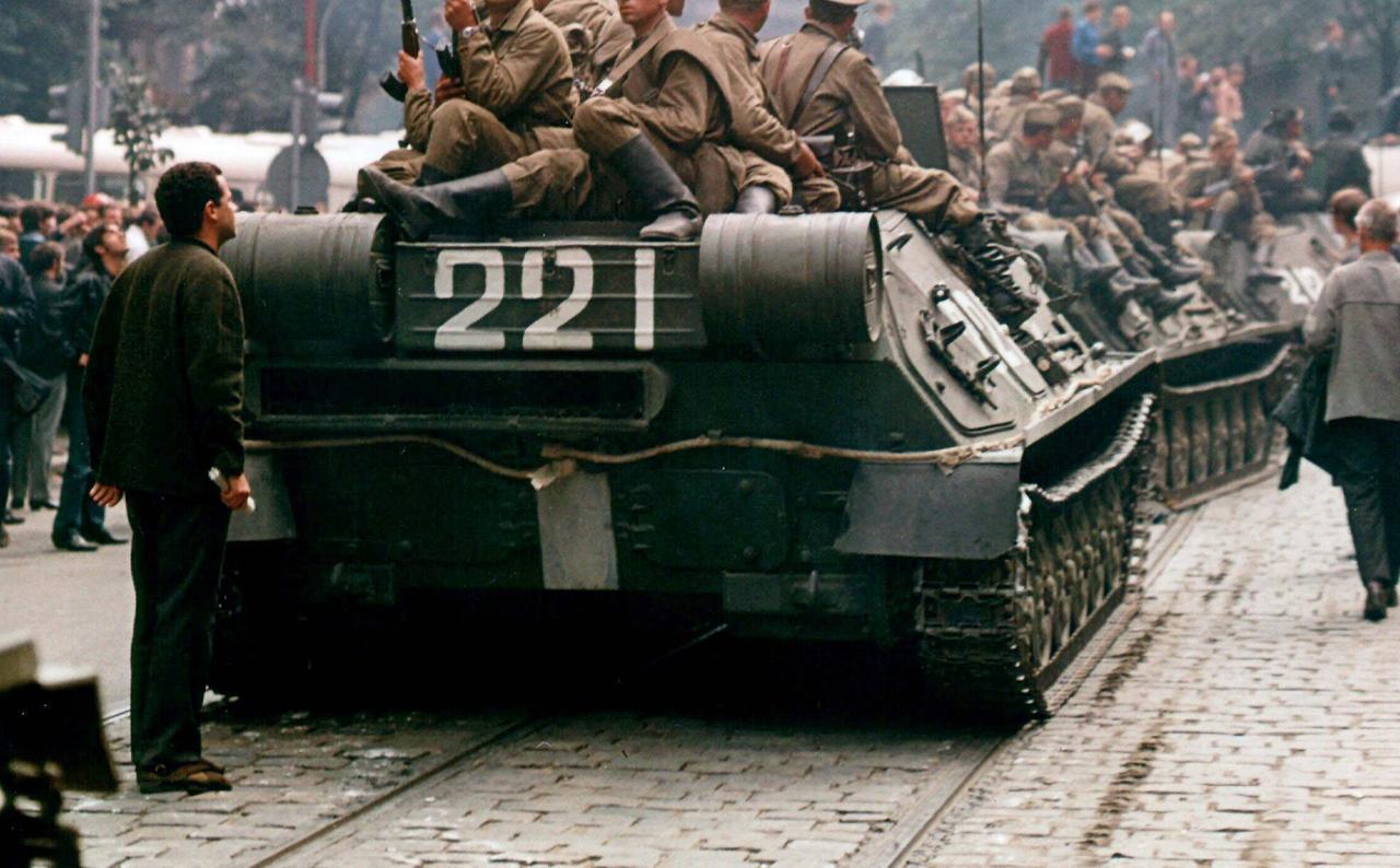 Sowjetische Truppen besetzen am 21. August 1968 mit Panzern Straßen in Prag