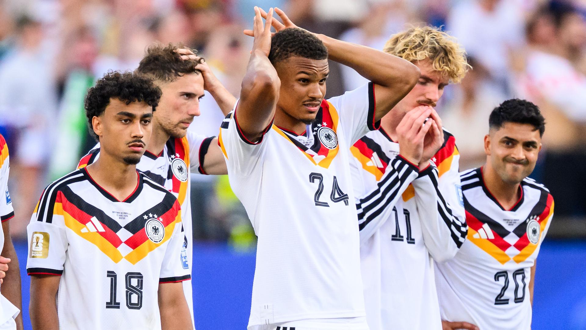 Das Bild zeigt 5 Spieler der deutschen Mannschaft in Trikots mit enttäuschten Gesichtern.