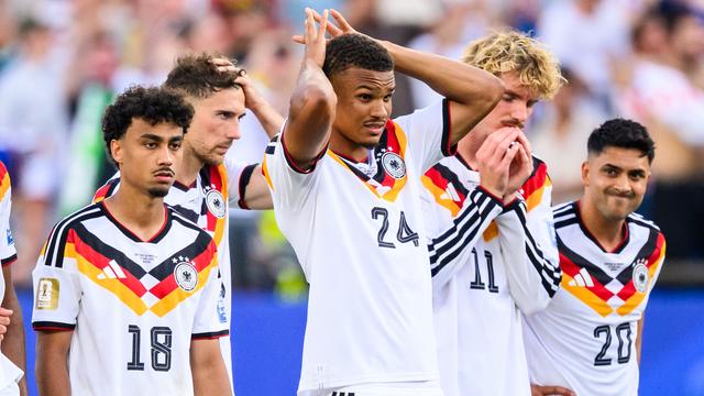 Das Bild zeigt 5 Spieler der deutschen Mannschaft in Trikots mit enttäuschten Gesichtern.