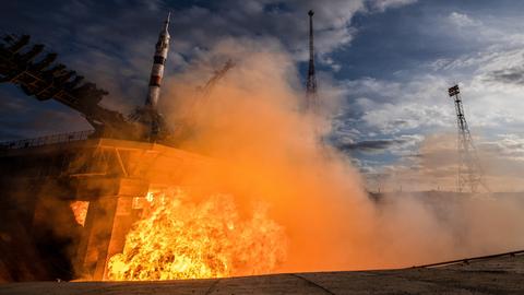 Eine Sojus-Rakete startet mit einem Feuerball vom Weltraumbahnhof Baikonur in Richtung ISS.