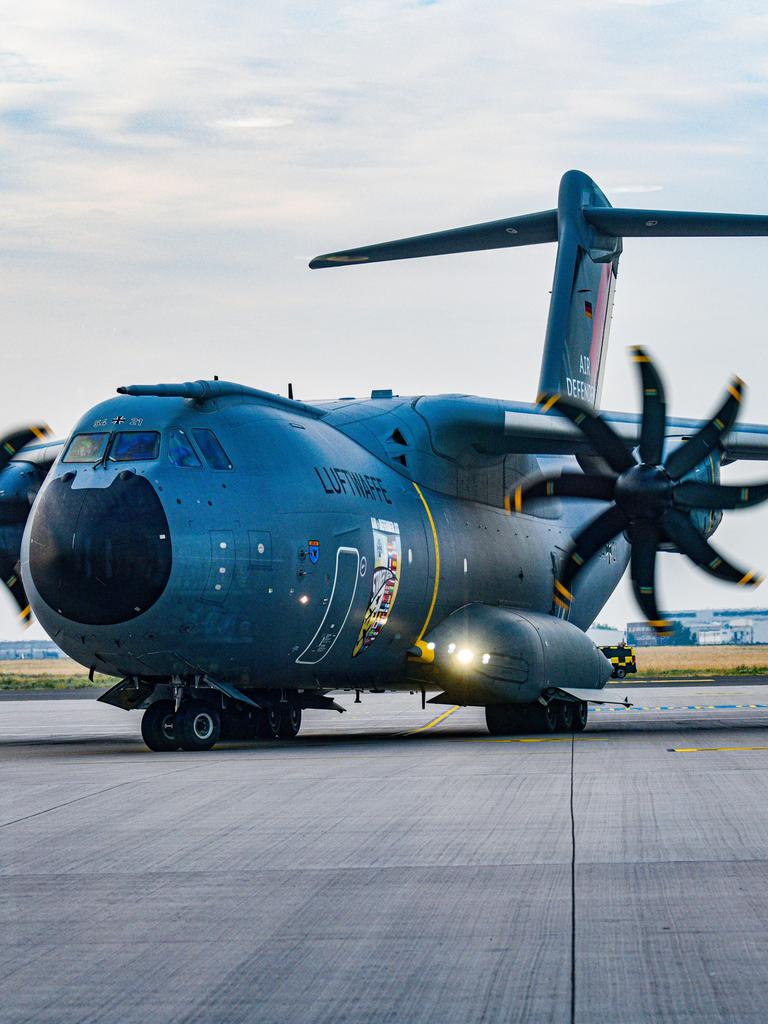 Ein Airbus A400M der deutschen Luftwaffe steht mit laufenden Propellern auf dem Fliegerhorst in Jagel/Deutschland. Das Flugzeug nimmt am Manoever "Air Defendeer" teil. Mit dabei sind 25 Staaten - vor allem aus der Nato - mit 250 Flugzeugen und fast 10 000 Soldaten. Es sind etwa 2000 Fluege geplant. Es handelt sich um die groesste Verlegeuebung von Luftstreitkraeften seit Bestehen der Nato, fotografiert am 20. Juni 2023 in Jagel. Deutschland. Ein Airbus A400M der deutschen Luftwaffe steht mit laufenden Propellern auf dem Fliegerhorst in Jagel/Deutschland. Das Flugzeug nimmt am Manoever "Air Defendeer" teil. Mit dabei sind 25 Staaten - vor allem aus der Nato - mit 250 Flugzeugen und fast 10 000 Soldaten. Es sind etwa 2000 Fluege geplant. Es handelt sich um die groesste Verlegeuebung von Luftstreitkraeften seit Bestehen der Nato, fotografiert am 20. Juni 2023 in Jagel. Deutschland.