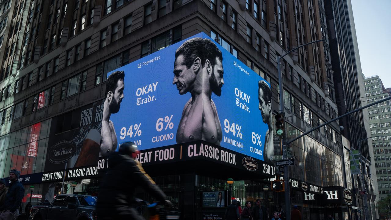 Ein Werbung der Firma Polymarket kurz vor Wahl des New Yorker Bürgermeisters zeigt die beiden Kontrahenten Zohran Mamdani und Andrew Cuomo.