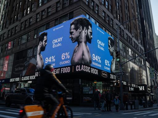 Ein Werbung der Firma Polymarket kurz vor Wahl des New Yorker Bürgermeisters zeigt die beiden Kontrahenten Zohran Mamdani und Andrew Cuomo. Ein Werbung der Firma Polymarket kurz vor Wahl des New Yorker Bürgermeisters zeigt die beiden Kontrahenten Zohran Mamdani und Andrew Cuomo.