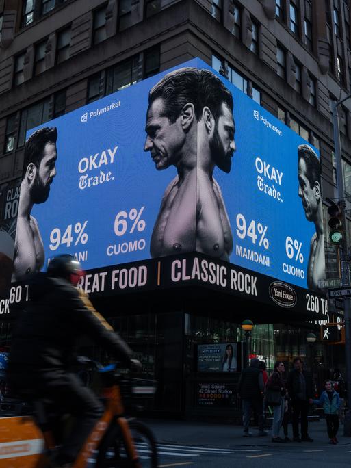 Ein Werbung der Firma Polymarket kurz vor Wahl des New Yorker Bürgermeisters zeigt die beiden Kontrahenten Zohran Mamdani und Andrew Cuomo. Ein Werbung der Firma Polymarket kurz vor Wahl des New Yorker Bürgermeisters zeigt die beiden Kontrahenten Zohran Mamdani und Andrew Cuomo.