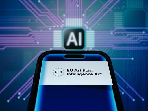 Symbolbild zum EU IA Act: ein Smartphone mit der Aufschrift "EU Artificial Intelligence Act" vor einer Platine mit der Aufschrift "AI".