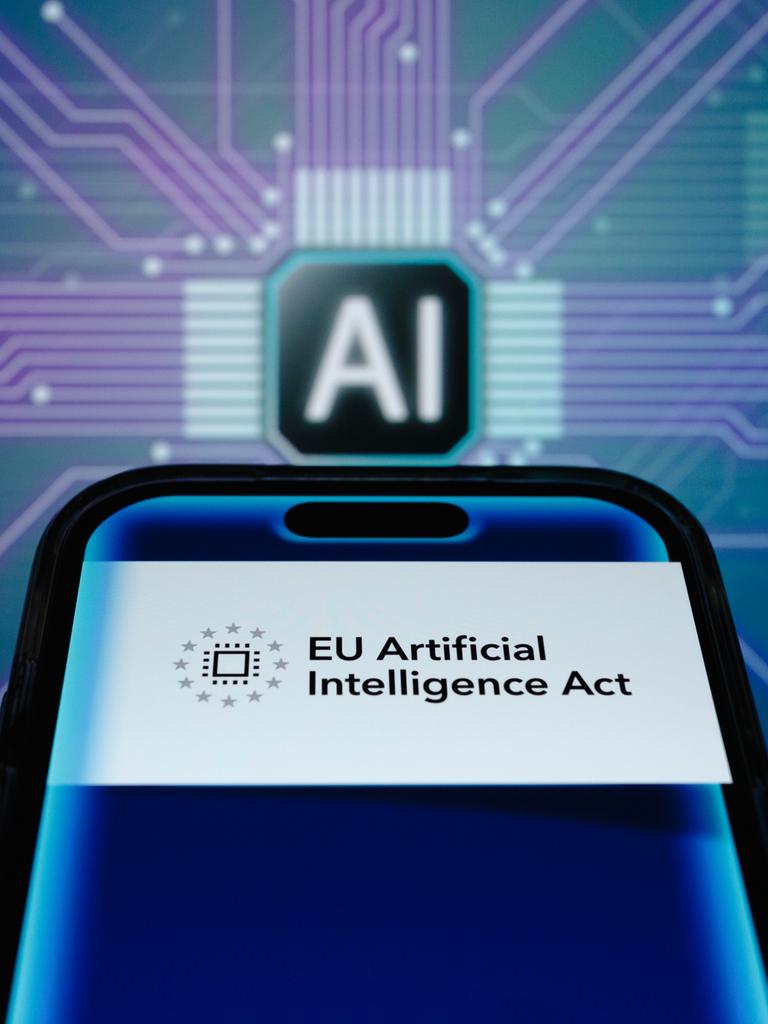Symbolbild zum EU IA Act: ein Smartphone mit der Aufschrift "EU Artificial Intelligence Act" vor einer Platine mit der Aufschrift "AI".
