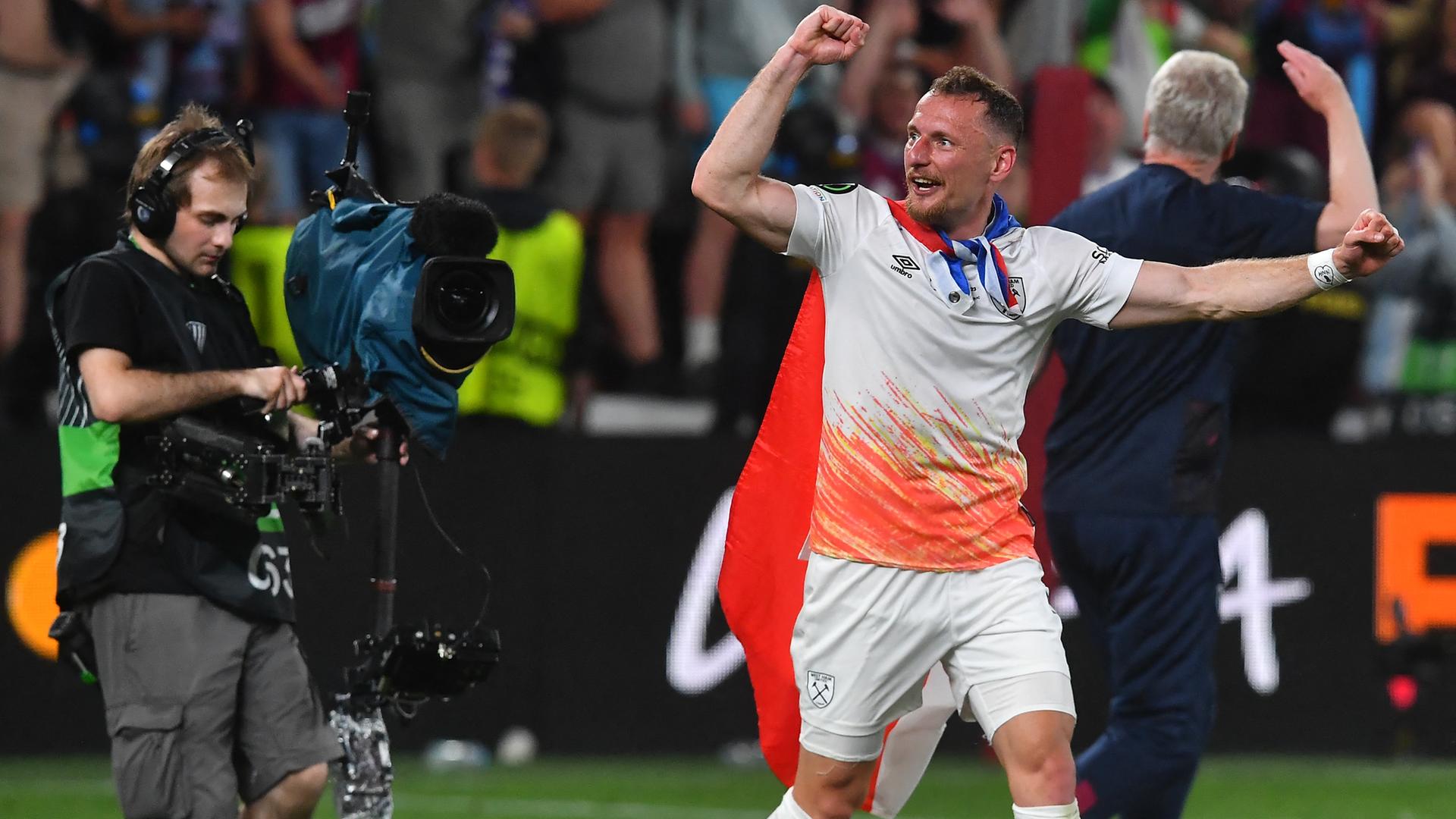 West Ham Uniteds Verteidiger Vladimir Coufal feiert die Meisterschaft in der Conference League. West Ham Uniteds Verteidiger Vladimir Coufal feiert die Meisterschaft in der Conference League.