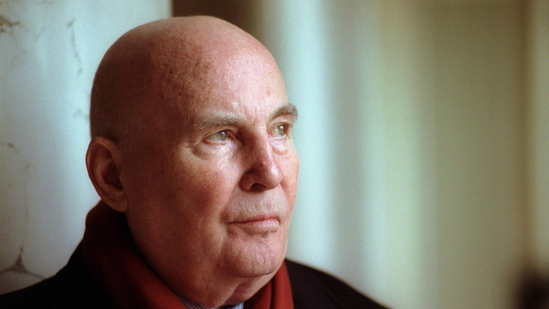 Der Komponist Hans Werner Henze blickt verträumt in die Kamera. 