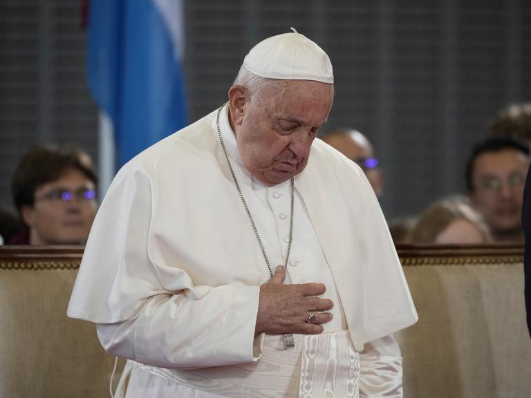 Papst Franziskus auf dem Findel International Airport in Luxemburg am 26.9.2024.