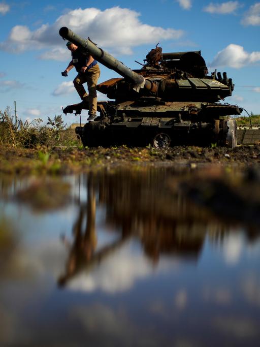 Ein zerstörter russischer Panzer in der Ukraine - Bild eines Pressefotografen 