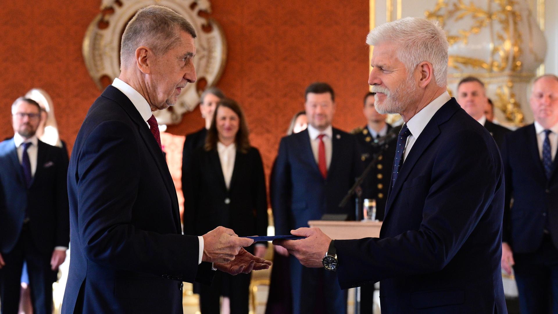 Der tschechische Präsident Petr Pavel überreicht Andrej Babis das Dokument, mit dem er zum Ministerpräsidenten des Landes ernannt wird. Der tschechische Präsident Petr Pavel überreicht Andrej Babis das Dokument, mit dem er zum Ministerpräsidenten des Landes ernannt wird.