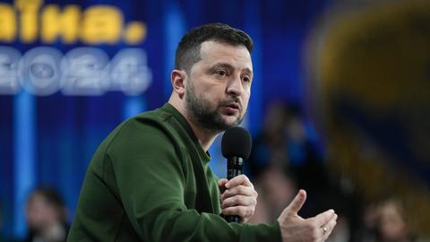 Wolodymyr Selenskyj, Präsident der Ukraine, beantwortet während einer Pressekonferenz Fragen von Journalisten.