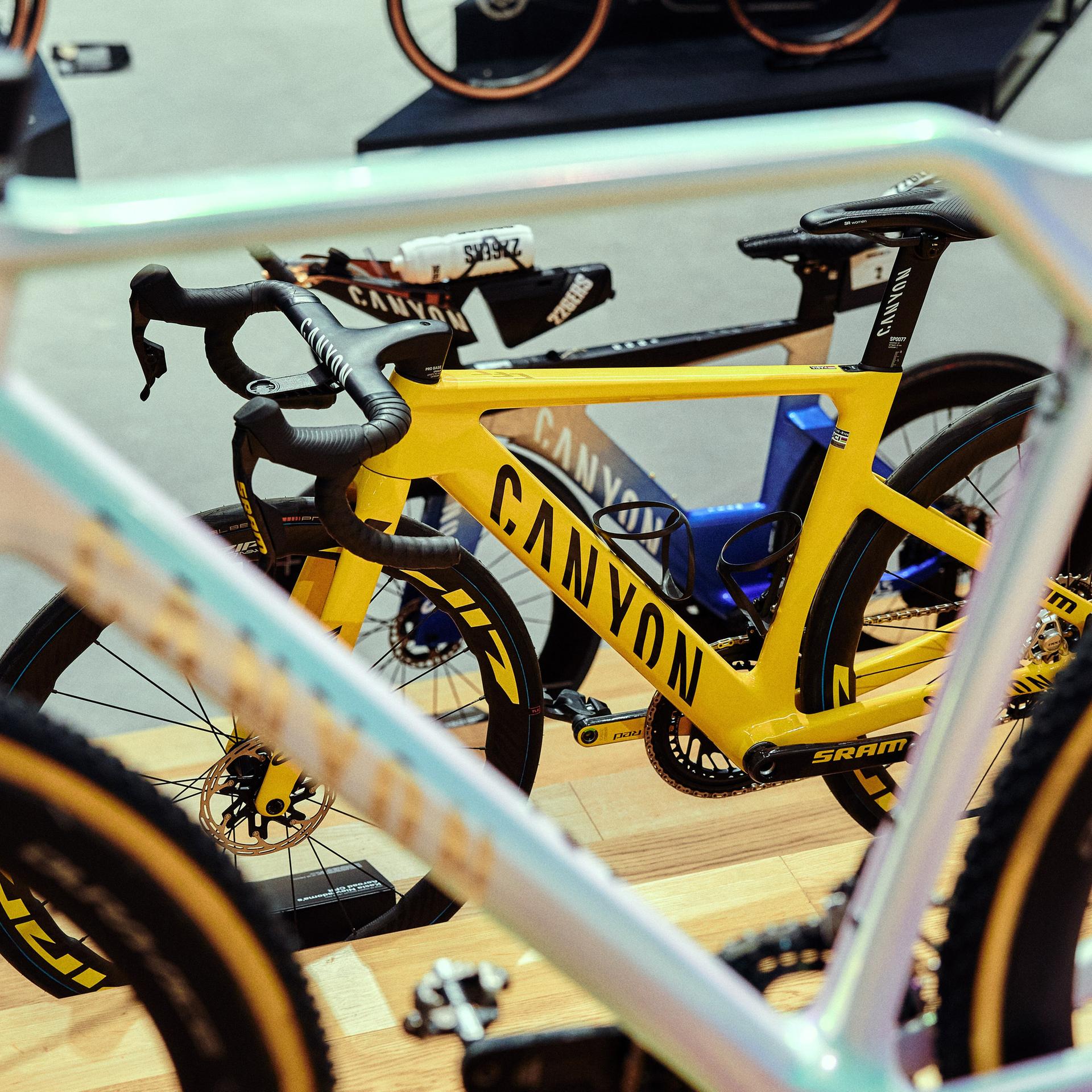 Canyon-Fahrräder stehen in einer Filiale