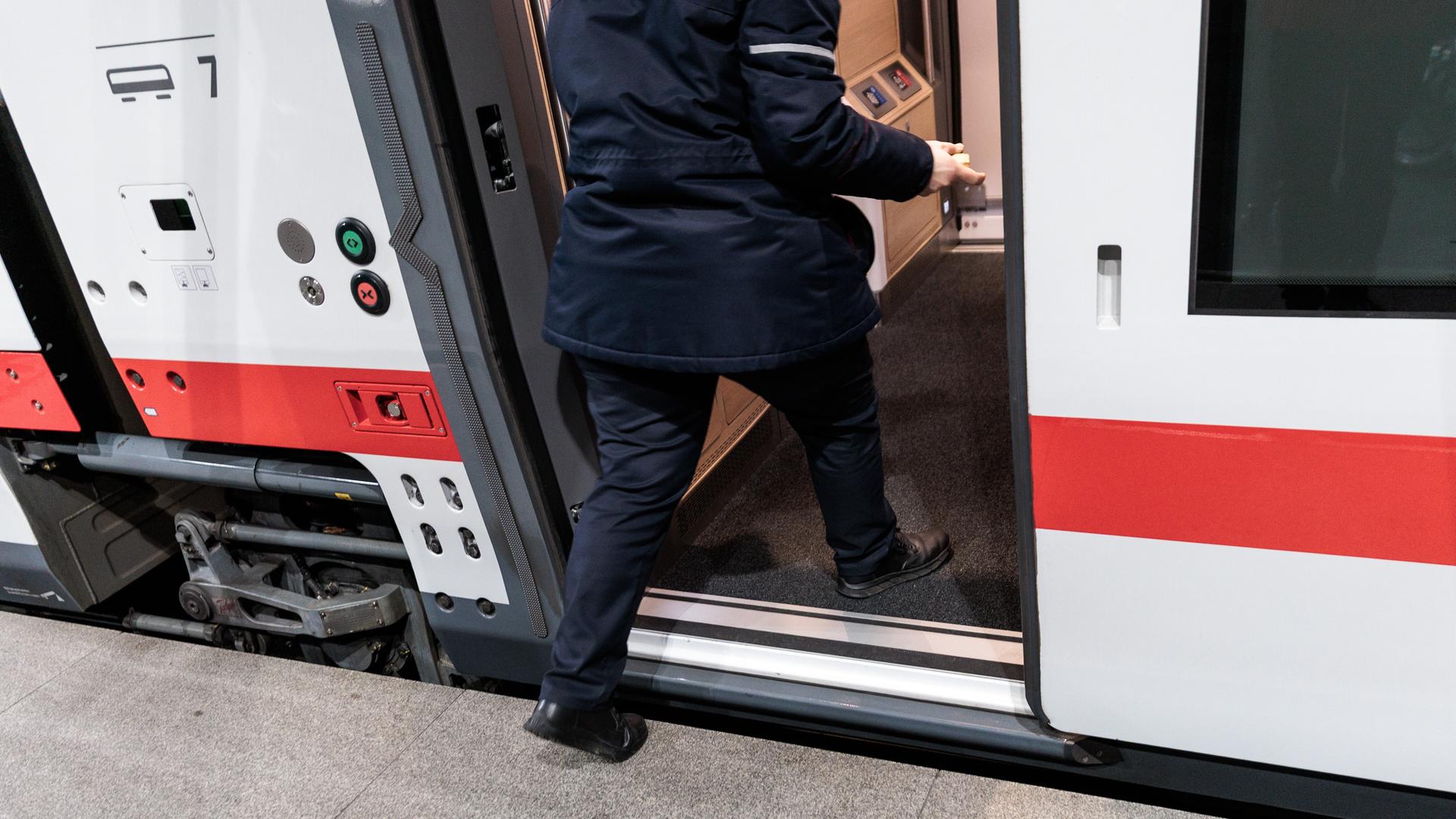 Ein Mensch steigt in einen neuen ICE-L ein. Es gibt keine Stufe. Ein Mensch steigt in einen neuen ICE-L ein. Es gibt keine Stufe.