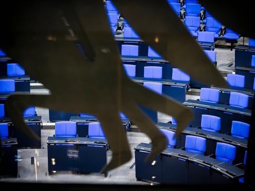 Blick in das leere Plenum des Deutschen Bundestages mit dem Bundesadler.