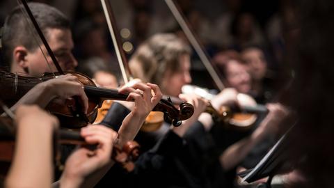 Blick in die Reihen der Geiger eines Orchesters