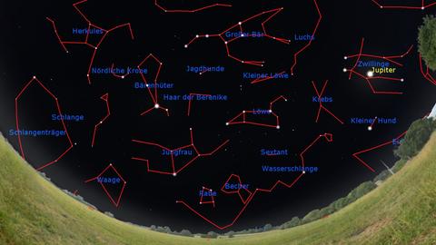 Der Himmelsanblick morgen gegen Mitternacht, am 15. April gegen 23 Uhr und zu Monatsende gegen 22 Uhr MESZ.