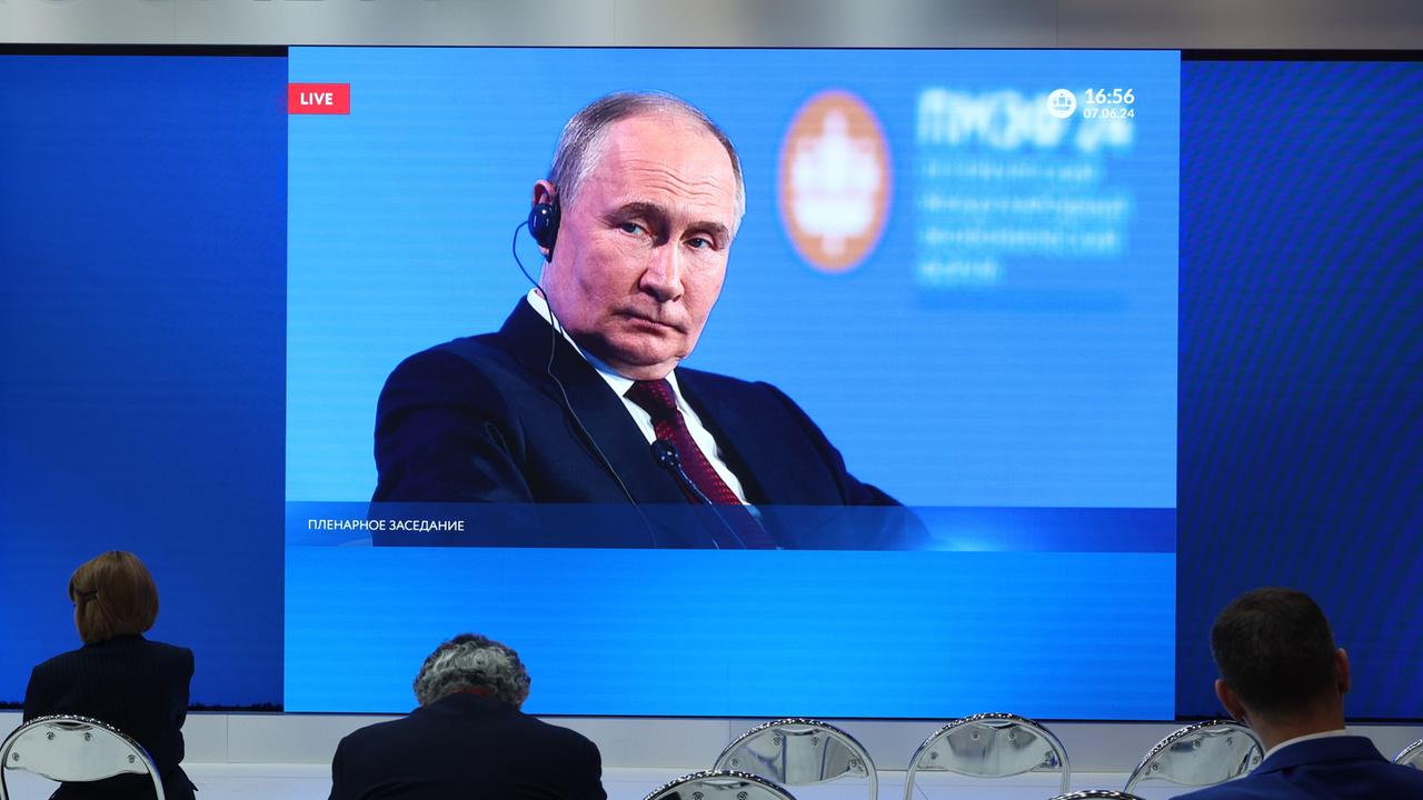Russlands Präsident Putin ist während einer Videoschalte auf einem Bildschirm zu sehen. 