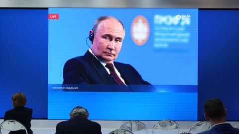 Russlands Präsident Putin ist während einer Videoschalte auf einem Bildschirm zu sehen. 