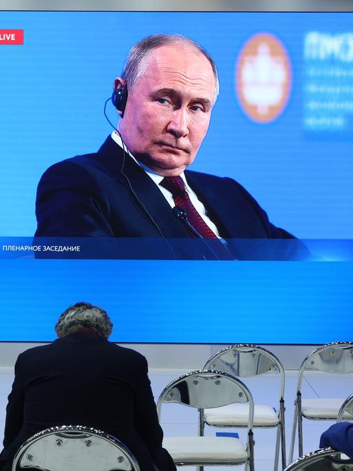 Russlands Präsident Putin ist während einer Videoschalte auf einem Bildschirm zu sehen. 