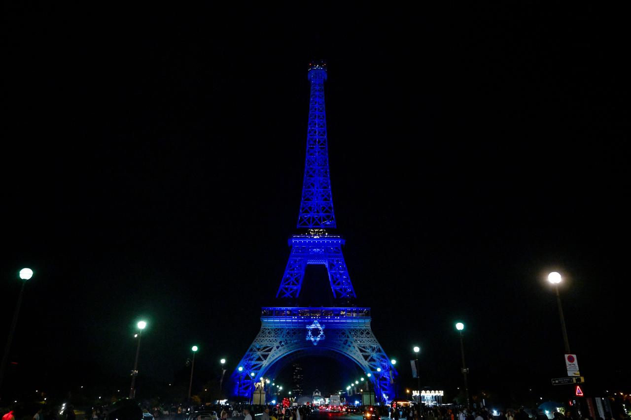 Der Eiffelturm in Paris zeigt den Davidstern und die Farben der israelischen Landesflagge