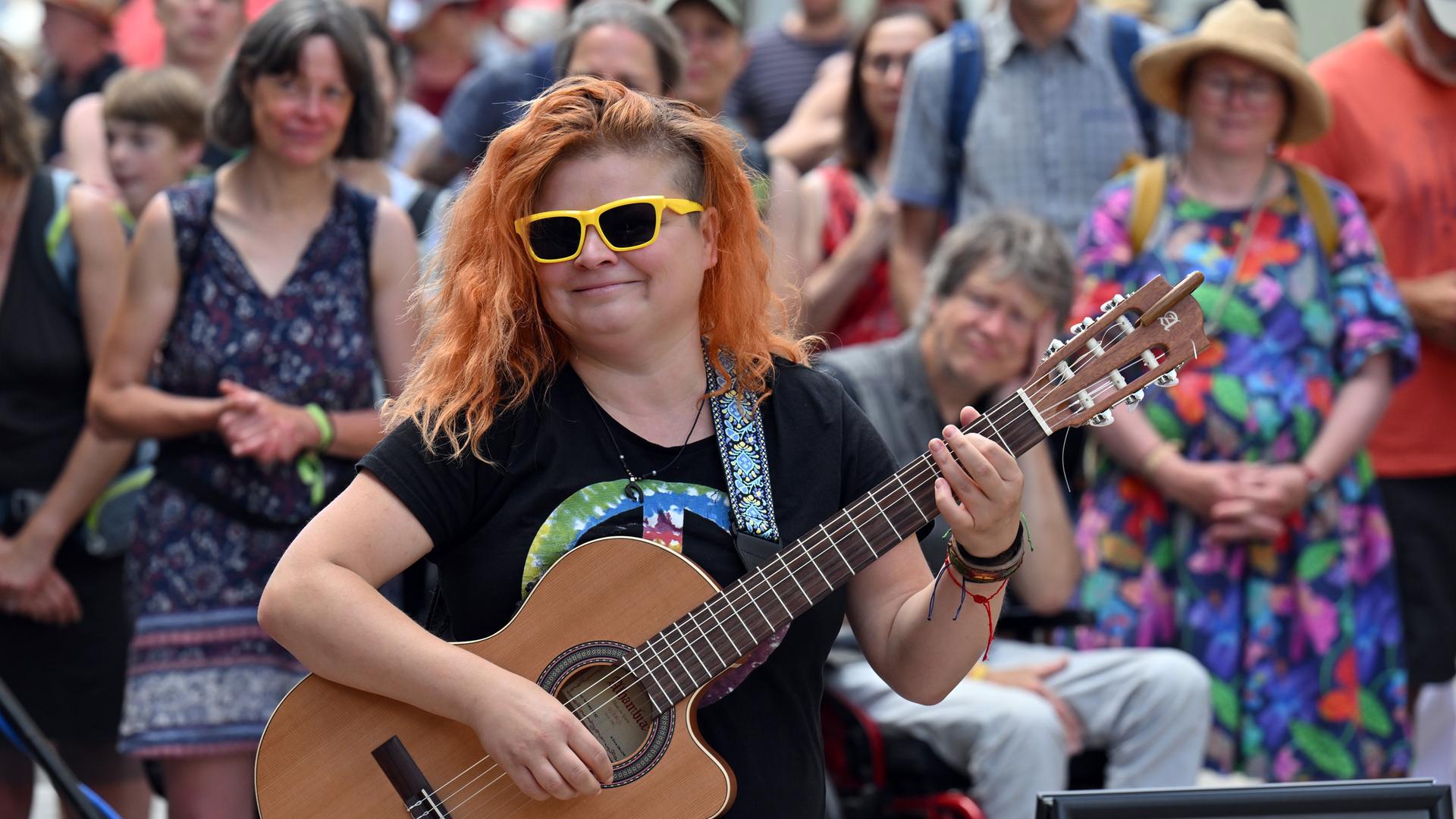 Das Bild zeigt eine Gitarristin auf dem Rudolstadt-Festival. 