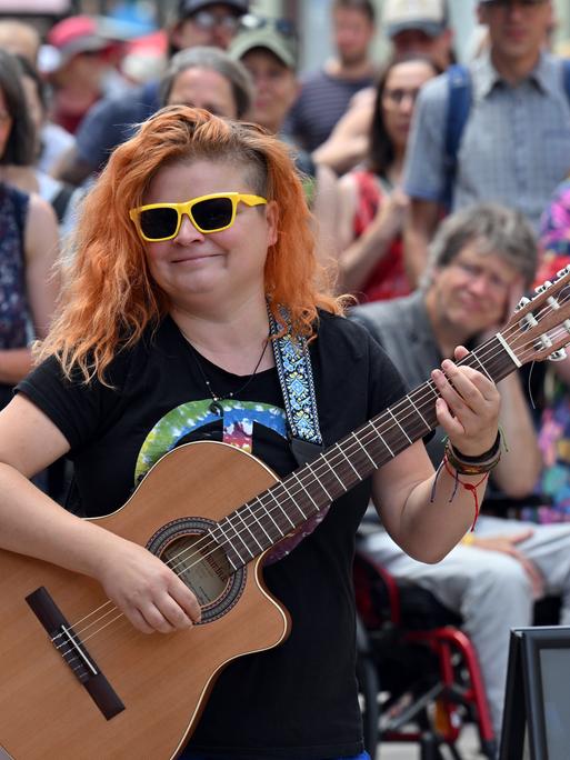 Das Bild zeigt eine Gitarristin auf dem Rudolstadt-Festival. 