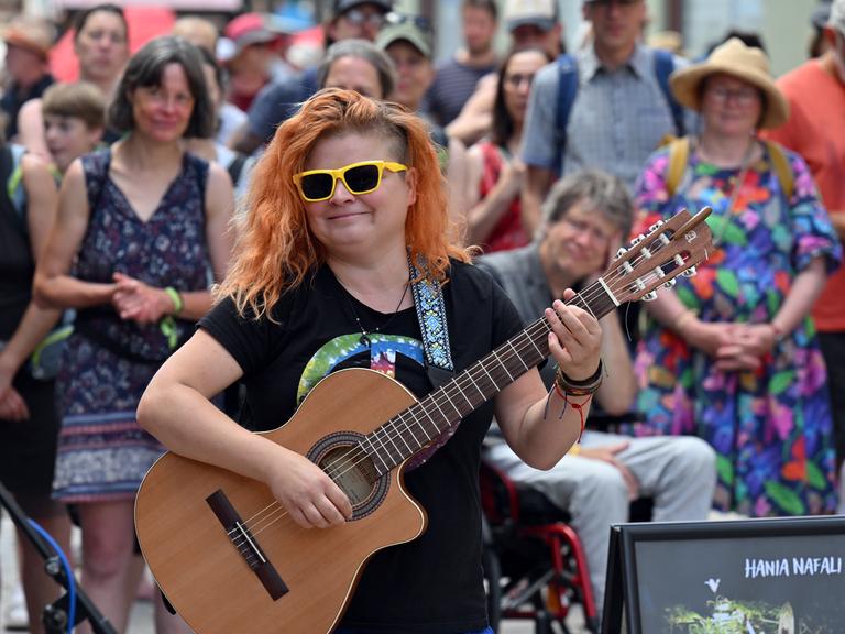 Das Bild zeigt eine Gitarristin auf dem Rudolstadt-Festival. 