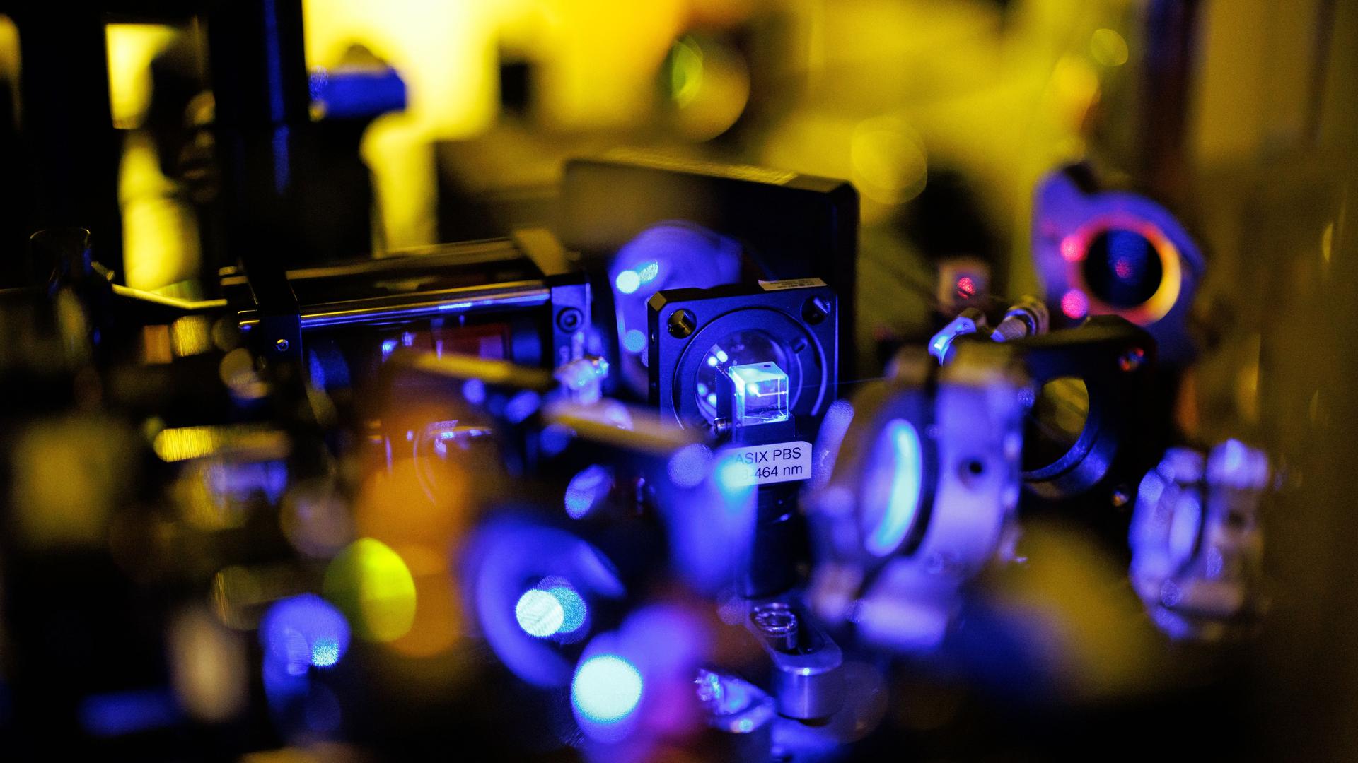 Ein Strahlteiler für einen Quantensimulator im Strontium-Labor im Max-Planck-Institut für Quantenoptik: Das Bundeswirtschaftsministerium fördert die praxisnahe Entwicklung und Anwendungen von Quantentechnologien und Quantencomputing mit 878 Millionen Euro. 