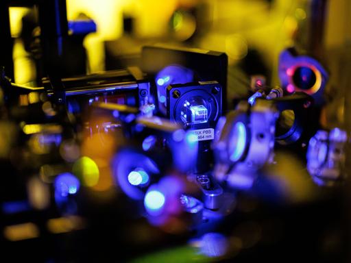 Ein Strahlteiler für einen Quantensimulator im Strontium-Labor im Max-Planck-Institut für Quantenoptik: Das Bundeswirtschaftsministerium fördert die praxisnahe Entwicklung und Anwendungen von Quantentechnologien und Quantencomputing mit 878 Millionen Euro. 