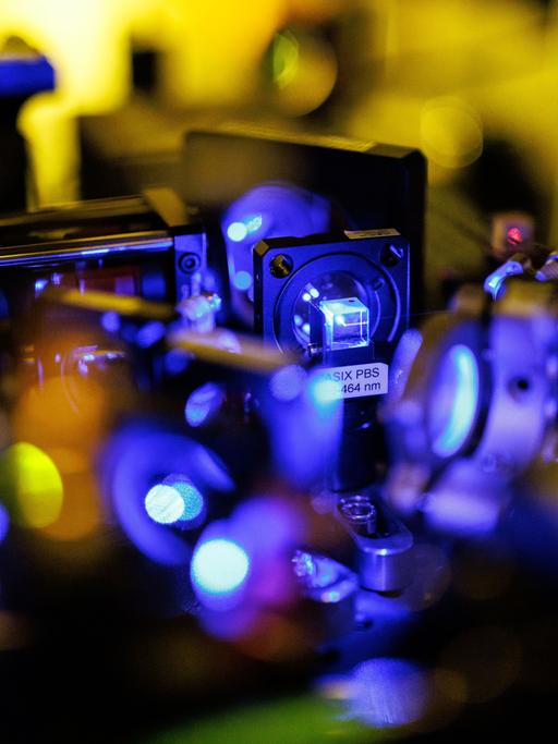 Ein Strahlteiler für einen Quantensimulator im Strontium-Labor im Max-Planck-Institut für Quantenoptik: Das Bundeswirtschaftsministerium fördert die praxisnahe Entwicklung und Anwendungen von Quantentechnologien und Quantencomputing mit 878 Millionen Euro. 