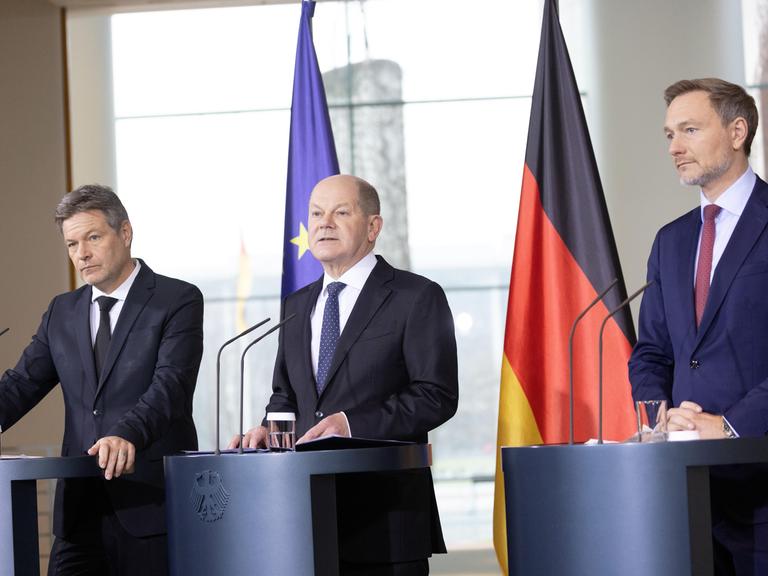 Robert Habeck, Olaf Scholz und Christian Lindner geben ein Pressestatement.