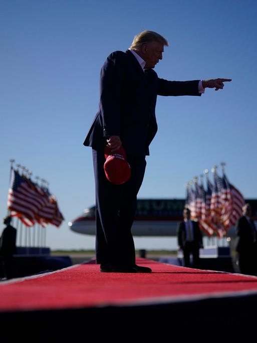 Die Silhouette von Donald Trump bei der Ankunft zu einer Wahlkampfveranstaltung auf einem roten Teppich am Waco Regional Airport in Waco, Texas.